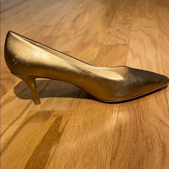Isaac Mizrahi Live Jamie Gold Metallic Pumps - Picture 12 of 16